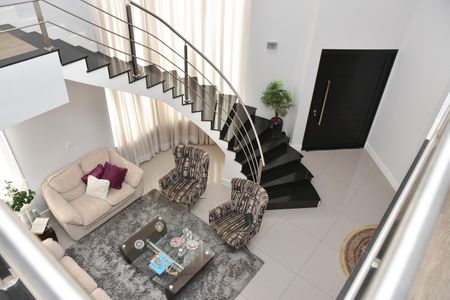 Casa de condomínio para alugar com 322m², 4 quartos e 4 vagas Casa de condomínio para alugar com 322m², 4 quartos e 4 vagasescada que leva aos quartos