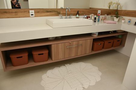 Casa de condomínio para alugar com 322m², 4 quartos e 4 vagas Casa de condomínio para alugar com 322m², 4 quartos e 4 vagasBanheiro da Suíte 1