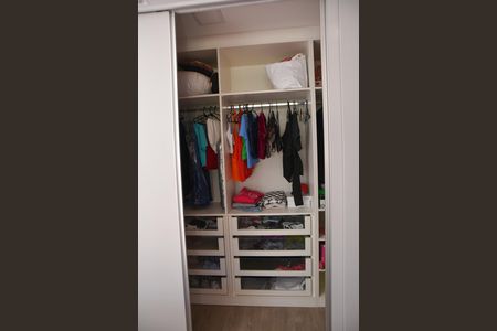 Casa de condomínio para alugar com 322m², 4 quartos e 4 vagas Casa de condomínio para alugar com 322m², 4 quartos e 4 vagasCloset da suíte 3