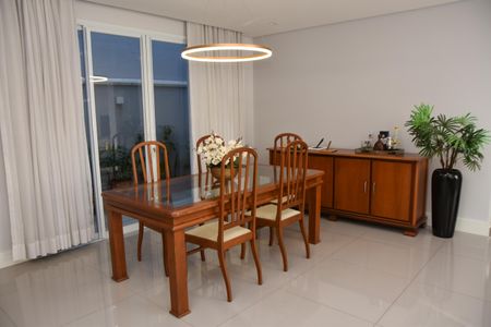 Casa de condomínio para alugar com 322m², 4 quartos e 4 vagas Casa de condomínio para alugar com 322m², 4 quartos e 4 vagasSala de Jantar