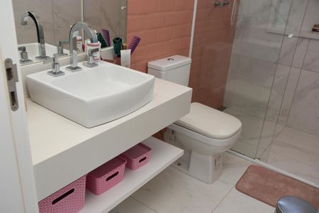 Casa de condomínio para alugar com 322m², 4 quartos e 4 vagas Casa de condomínio para alugar com 322m², 4 quartos e 4 vagasBanheiro da Suíte 3