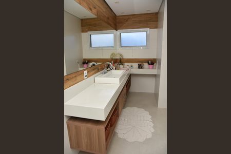 Casa de condomínio para alugar com 322m², 4 quartos e 4 vagas Casa de condomínio para alugar com 322m², 4 quartos e 4 vagasBanheiro da Suíte 1
