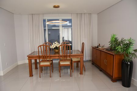 Casa de condomínio para alugar com 322m², 4 quartos e 4 vagas Casa de condomínio para alugar com 322m², 4 quartos e 4 vagasSala de Jantar