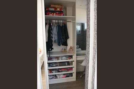 Casa de condomínio para alugar com 322m², 4 quartos e 4 vagas Casa de condomínio para alugar com 322m², 4 quartos e 4 vagasCloset da suíte 2