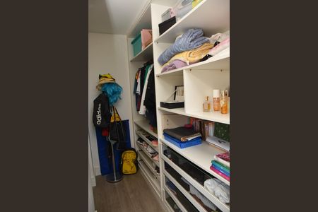 Casa de condomínio para alugar com 322m², 4 quartos e 4 vagas Casa de condomínio para alugar com 322m², 4 quartos e 4 vagasCloset da suíte 2