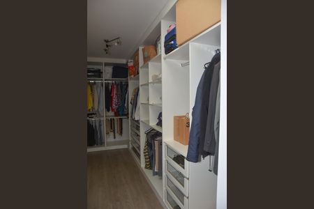 Casa de condomínio para alugar com 322m², 4 quartos e 4 vagas Casa de condomínio para alugar com 322m², 4 quartos e 4 vagasCloset da Suite 1