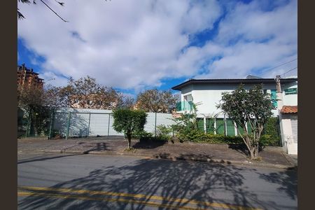 Casa de condomínio à venda com 350m², 3 quartos e 2 vagas Casa de condomínio à venda com 350m², 3 quartos e 2 vagasFachada