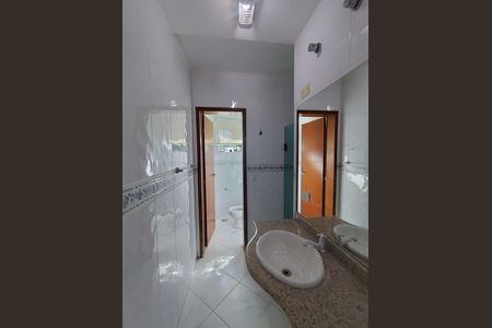 Casa de condomínio à venda com 350m², 3 quartos e 2 vagas Casa de condomínio à venda com 350m², 3 quartos e 2 vagasBanheiro Social