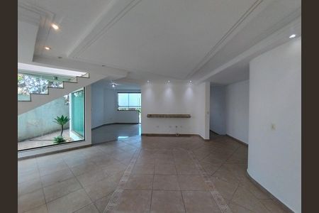 Casa de condomínio à venda com 350m², 3 quartos e 2 vagas Casa de condomínio à venda com 350m², 3 quartos e 2 vagasSala