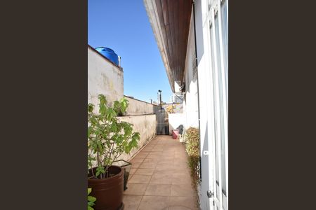 corredor que liga os fundos de casa à venda com 3 quartos, 145m² em Vila Loyola, Jundiaí