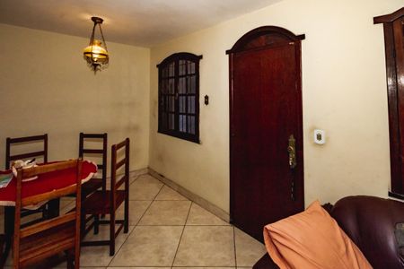 Casa à venda com 240m², 4 quartos e 2 vagasSala