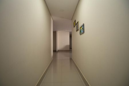 Casa à venda com 350m², 2 quartos e 3 vagas Casa à venda com 350m², 2 quartos e 3 vagasCorredor