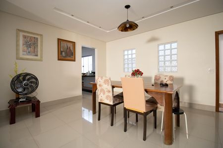 Casa à venda com 350m², 2 quartos e 3 vagas Casa à venda com 350m², 2 quartos e 3 vagasSala 3