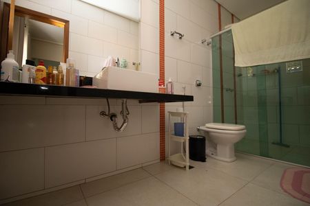Casa à venda com 350m², 2 quartos e 3 vagas Casa à venda com 350m², 2 quartos e 3 vagasBanheiro da Suíte