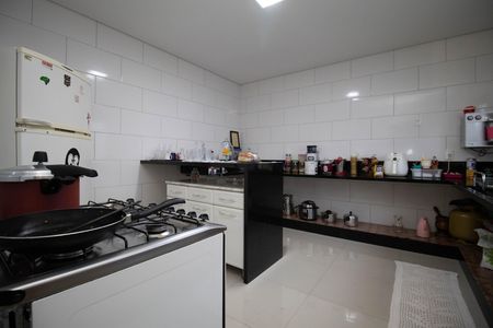 Casa à venda com 350m², 2 quartos e 3 vagas Casa à venda com 350m², 2 quartos e 3 vagasCozinha