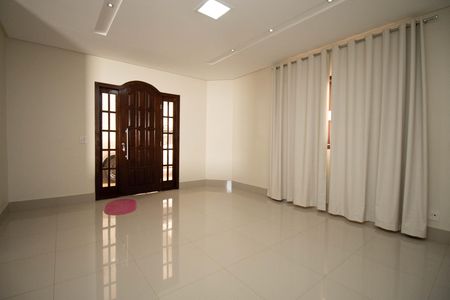 Casa à venda com 350m², 2 quartos e 3 vagas Casa à venda com 350m², 2 quartos e 3 vagasSala 1