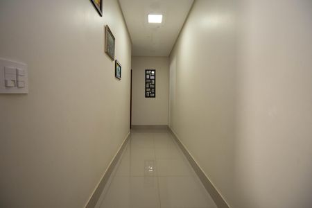Casa à venda com 350m², 2 quartos e 3 vagas Casa à venda com 350m², 2 quartos e 3 vagasCorredor