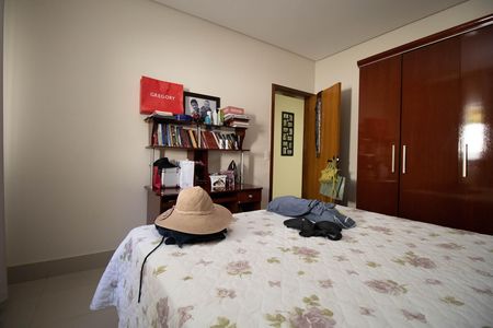Casa à venda com 350m², 2 quartos e 3 vagas Casa à venda com 350m², 2 quartos e 3 vagasQuarto
