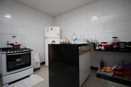 Casa à venda com 350m², 2 quartos e 3 vagas Casa à venda com 350m², 2 quartos e 3 vagasCozinha