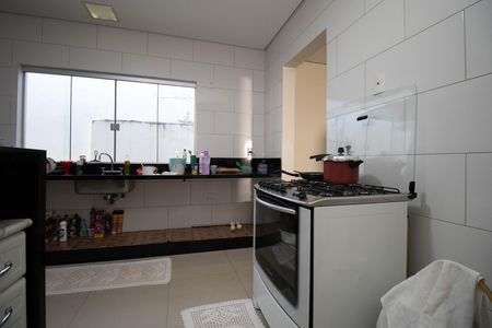 Casa à venda com 350m², 2 quartos e 3 vagas Casa à venda com 350m², 2 quartos e 3 vagasCozinha