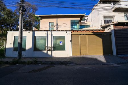 Casa para alugar com 361m², 3 quartos e 3 vagas Casa para alugar com 361m², 3 quartos e 3 vagasFachada