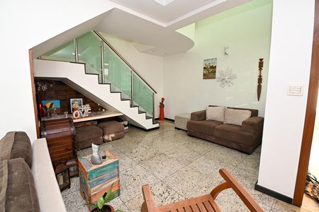 Casa para alugar com 361m², 3 quartos e 3 vagas Casa para alugar com 361m², 3 quartos e 3 vagasSala