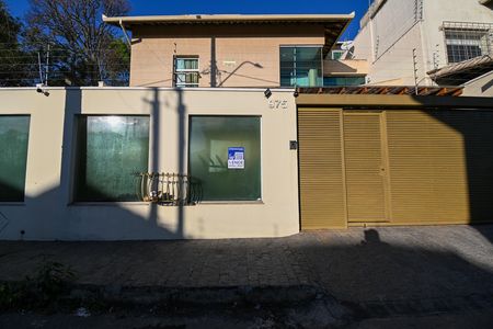 Casa para alugar com 361m², 3 quartos e 3 vagas Casa para alugar com 361m², 3 quartos e 3 vagasFachada