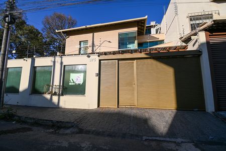 Casa para alugar com 361m², 3 quartos e 3 vagas Casa para alugar com 361m², 3 quartos e 3 vagasFachada