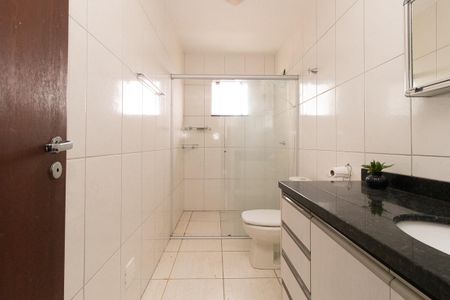 Casa à venda com 195m², 3 quartos e 2 vagas Casa à venda com 195m², 3 quartos e 2 vagasBanheiro da Suíte