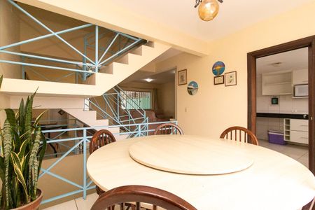 Casa à venda com 195m², 3 quartos e 2 vagas Casa à venda com 195m², 3 quartos e 2 vagasSala de Jantar