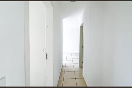 Corredor de apartamento à venda com 3 quartos, 68m² em Vila Amaral, Belo Horizonte