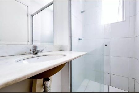 Banheiro de apartamento à venda com 3 quartos, 68m² em Vila Amaral, Belo Horizonte