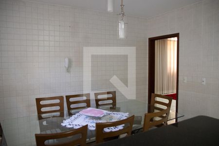Casa à venda com 240m², 4 quartos e 3 vagas