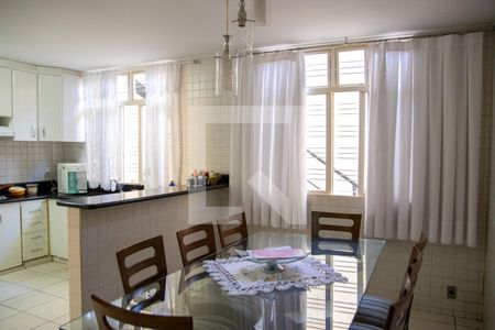 Casa à venda com 240m², 4 quartos e 3 vagas