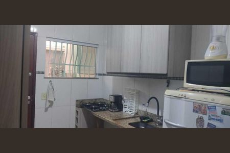 Cozinha de casa para alugar com 3 quartos, 80m² em Condomínio Porto Seguro, Rio das Ostras