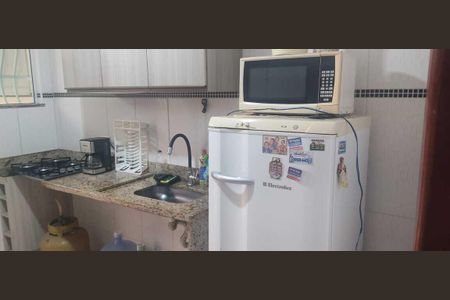 Cozinha de casa para alugar com 3 quartos, 80m² em Condomínio Porto Seguro, Rio das Ostras