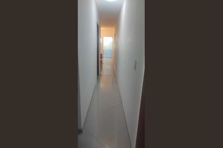 Corredor de casa para alugar com 3 quartos, 80m² em Condomínio Porto Seguro, Rio das Ostras