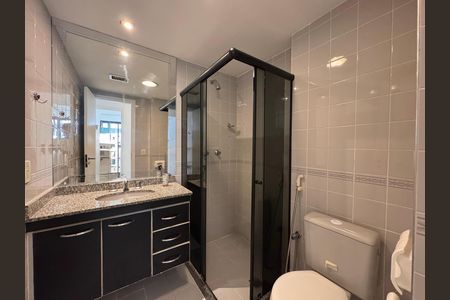 Banheiro Social de apartamento para alugar com 2 quartos, 74m² em Barra da Tijuca, Rio de Janeiro