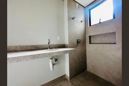 Apartamento à venda com 60m², 2 quartos e 2 vagas Apartamento à venda com 60m², 2 quartos e 2 vagasBanheiro da Suíte 1