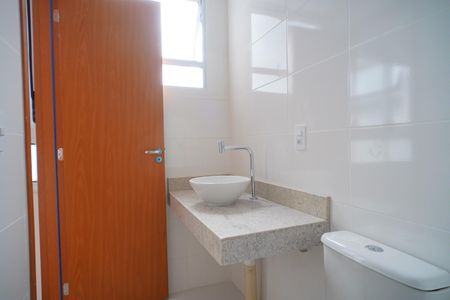 Banheiro suíte  de apartamento à venda com 2 quartos, 56m² em Camaquã, Porto Alegre