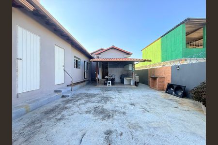 Casa à venda com 300m², 3 quartos e 3 vagas Casa à venda com 300m², 3 quartos e 3 vagasQuintal