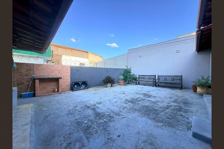 Casa à venda com 300m², 3 quartos e 3 vagas Casa à venda com 300m², 3 quartos e 3 vagasQuintal