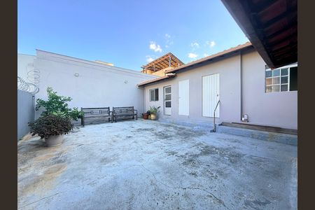 Casa à venda com 300m², 3 quartos e 3 vagas Casa à venda com 300m², 3 quartos e 3 vagasQuintal
