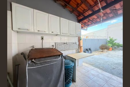 Casa à venda com 300m², 3 quartos e 3 vagas Casa à venda com 300m², 3 quartos e 3 vagasÁrea de Serviço