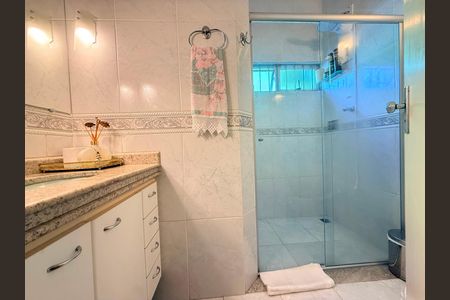 Casa à venda com 300m², 3 quartos e 3 vagas Casa à venda com 300m², 3 quartos e 3 vagasBanheiro