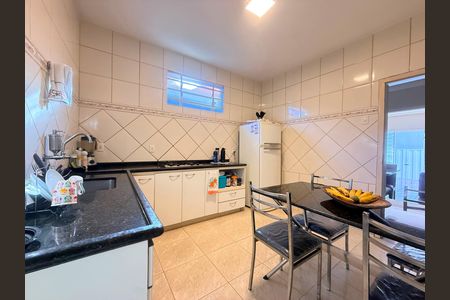 Casa à venda com 300m², 3 quartos e 3 vagas Casa à venda com 300m², 3 quartos e 3 vagasCozinha