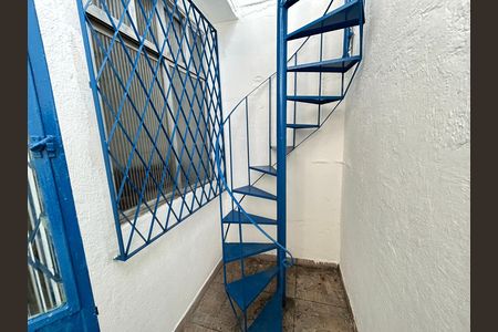 Casa de condomínio à venda com 186m², 4 quartos e sem vagaEscada