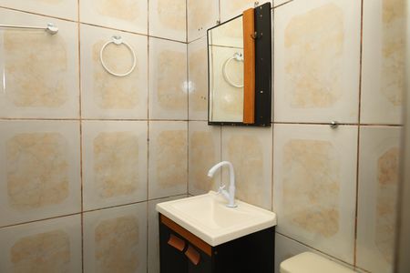 Banheiro da suíte de casa para alugar com 2 quartos, 60m² em Limoeiro, São Paulo
