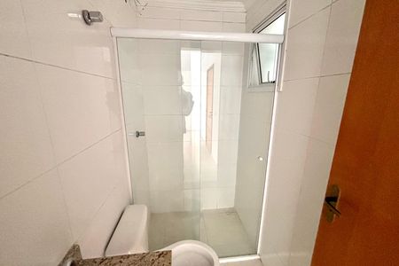 Banheiro  de apartamento para alugar com 1 quarto, 31m² em Guilhermina Esperança, São Paulo