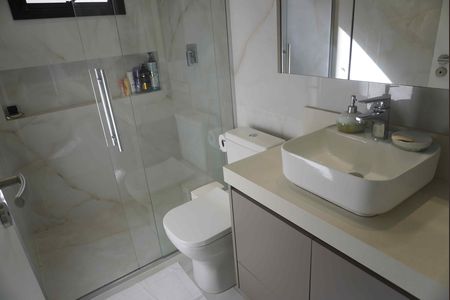 Casa de condomínio à venda com 480m², 3 quartos e 4 vagas Casa de condomínio à venda com 480m², 3 quartos e 4 vagasBanheiro da Suíte 1